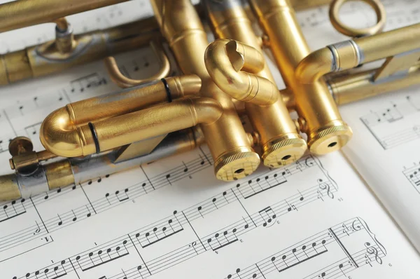 Bela trompete dourada na partitura — Fotografia de Stock