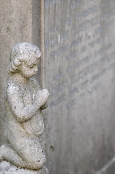 Статуя каменного херувима, ангел на кладбище в Лондоне, Англия — стоковое фото