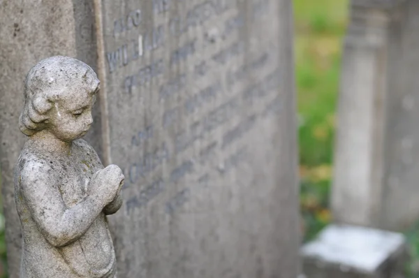 Estátua de um querubim de pedra, anjo em um cemitério em Londres, Inglaterra — Fotografia de Stock