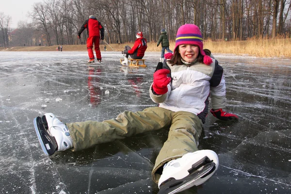 Queda em patins de gelo — Fotografia de Stock