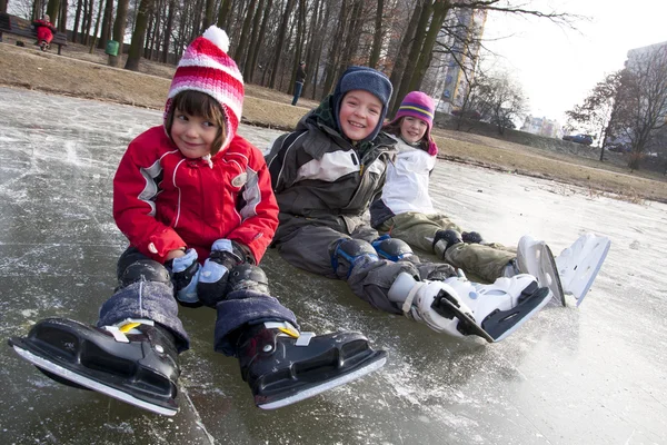 Crianças de patinação diversão na neve — Fotografia de Stock