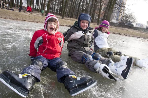 Дети катаются на коньках на снегу — стоковое фото
