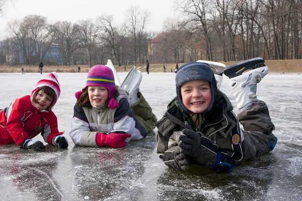 Patinaje niños diversión en la nieve —  Fotos de Stock