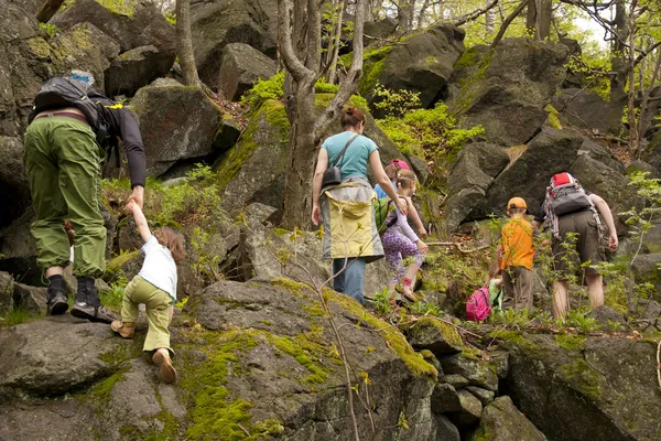 그들의 부모와 아이 들이는 거 야 숲에서 산책 — 스톡 사진