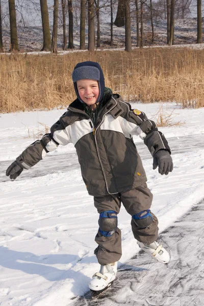 Niño patinando en movimiento — Foto de Stock