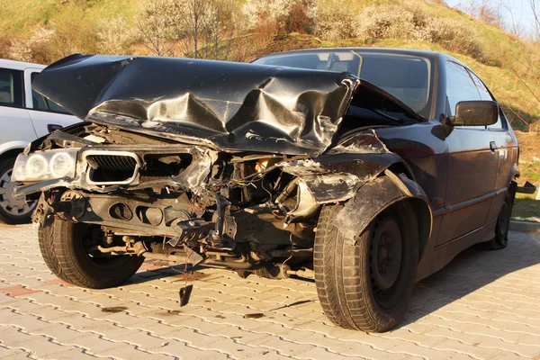 Nieuwe auto beschadigd bij een ongeval. — Stockfoto