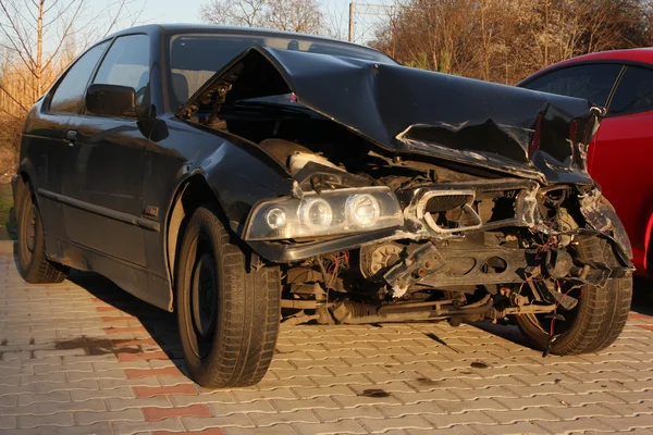 Neuwagen bei Unfall beschädigt. — Stockfoto