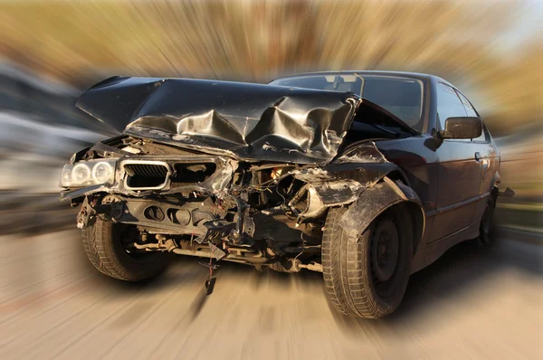 Carro novo danificado em um acidente . — Fotografia de Stock