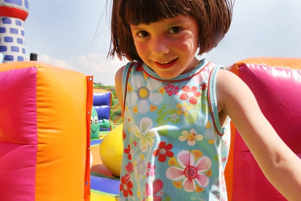 Девушка на детской площадке . — стоковое фото
