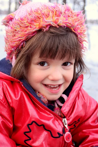 Sorrindo vestido menina vermelha no inverno — Fotografia de Stock