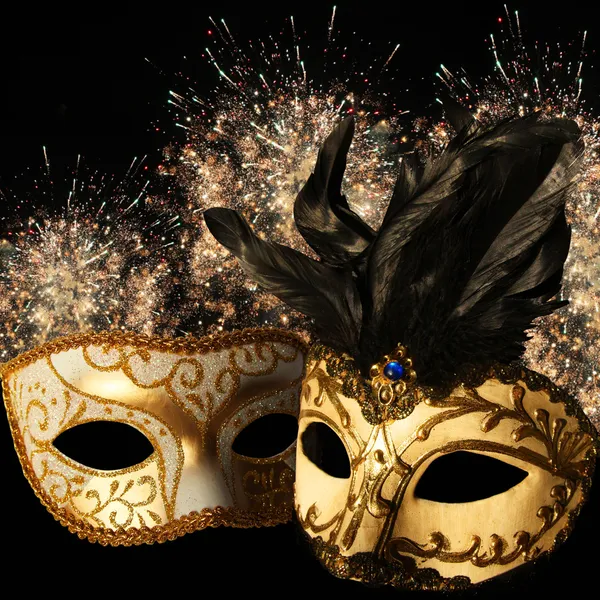 Máscaras de carnaval adornadas sobre fondo de fuegos artificiales —  Fotos de Stock