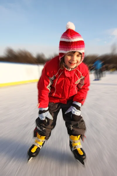 Meisje schaatsen in beweging — Stockfoto