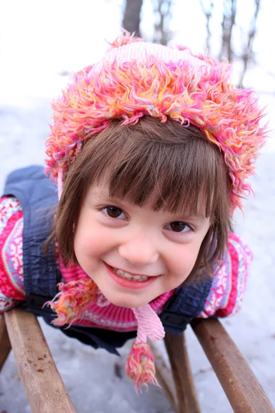 Девушка весело на снегу с санями — стоковое фото
