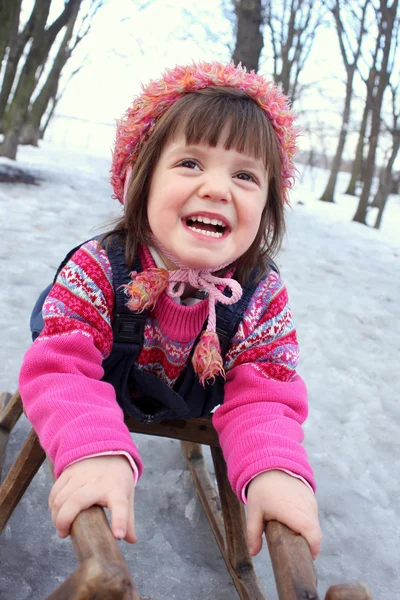 Diversão menina na neve — Fotografia de Stock