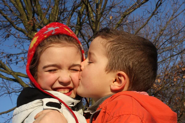 Menino beijando uma menina — Fotografia de Stock