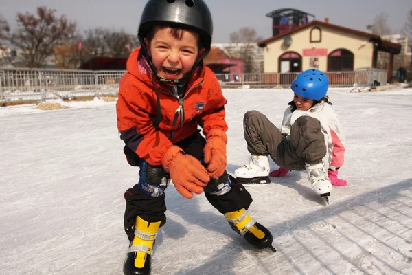 Bruslení dětí zábavu na sněhu — Stock fotografie