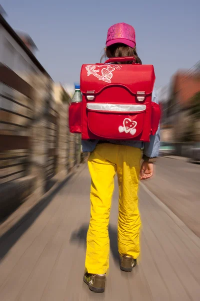 Girl goes to school — Stock Photo, Image