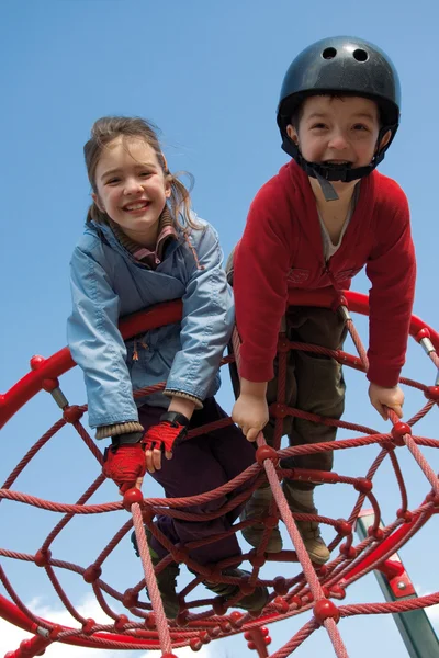 Crianças divertidas no parque infantil — Fotografia de Stock