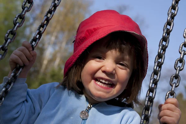 Uśmiechnięte dziecko na zmalały — Zdjęcie stockowe