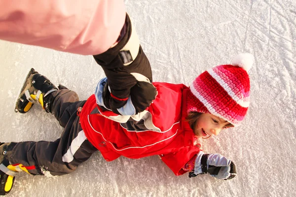 Caída en patines de hielo —  Fotos de Stock