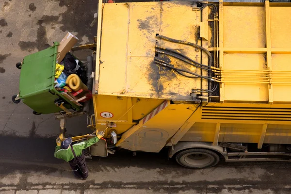 垃圾车和工人 — 图库照片