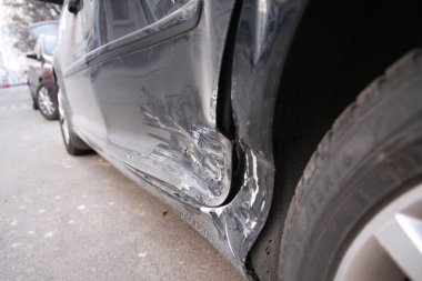 yeni bir araba kaza hasar.