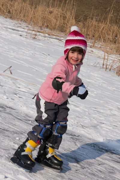 Menina patinação em movimento — Fotografia de Stock