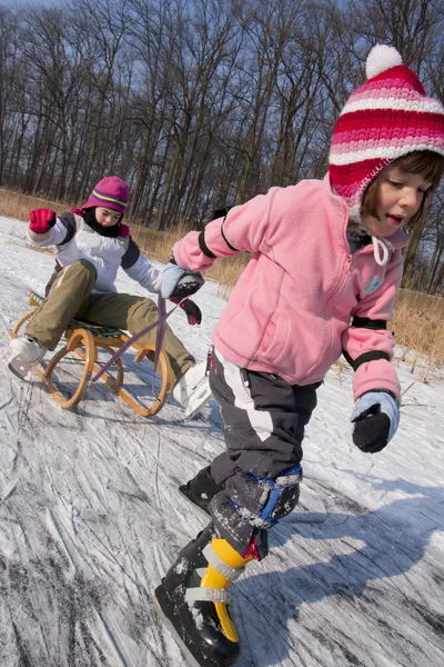 Patinage enfants plaisir sur la neige — Photo