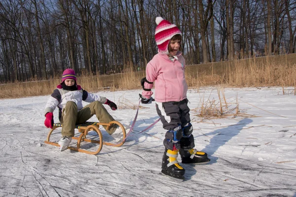 雪の上の子供の楽しみのスケート — ストック写真