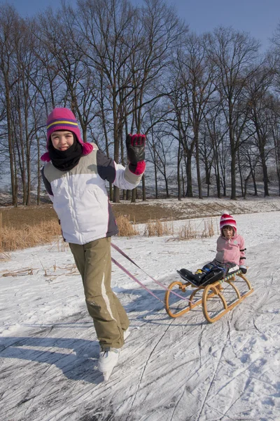Дети катаются на коньках на снегу — стоковое фото