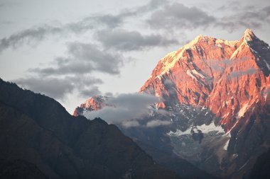 gün batımında Annapurna aralığı