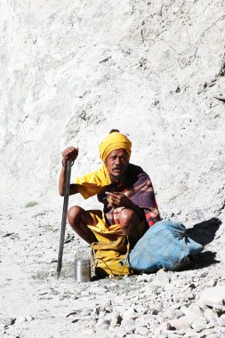 sadhu dağ yolu üzerinde