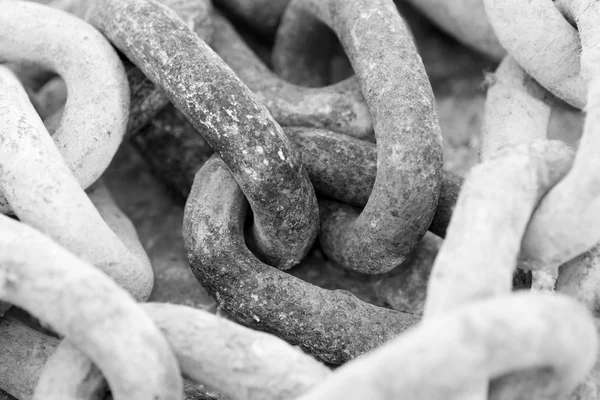 Ocelový řetěz v černé a bílé — Stock fotografie