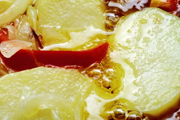Gemischtes Gemüse gebraten in Olivenöl Zwiebeln Paprika Kartoffeln enthält rot lizenzfreie Stockbilder