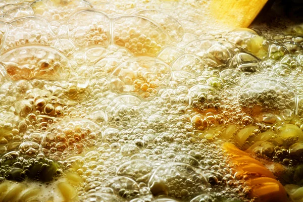 Спіральна паста в гарячій воді — стокове фото