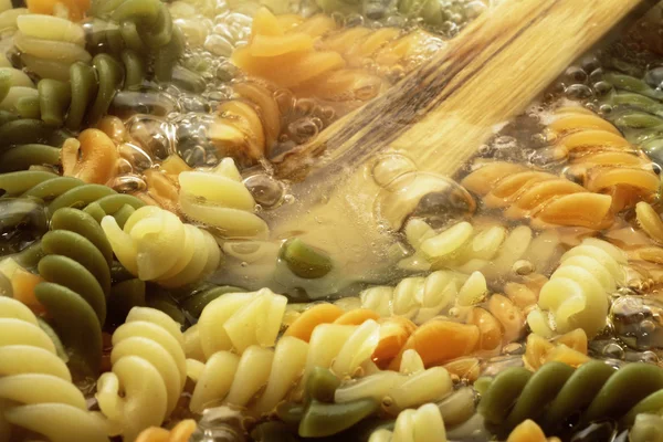 お湯を沸騰のスパイラルのパスタ — ストック写真