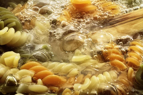 끓는 뜨거운 물에 나선형 파스타 — 스톡 사진
