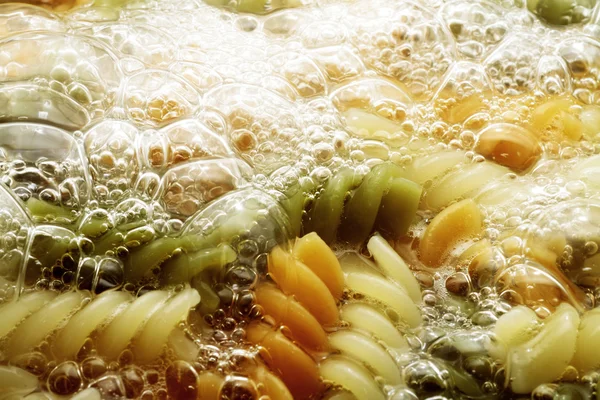 Spiraal pasta in kokend heet water — Stockfoto