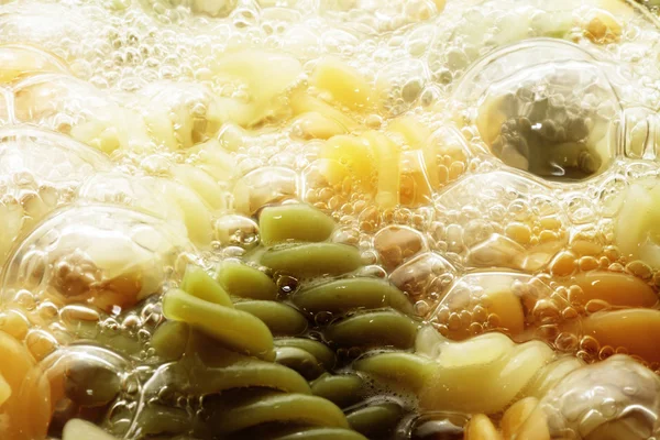 Spiraal pasta in kokend heet water — Stockfoto