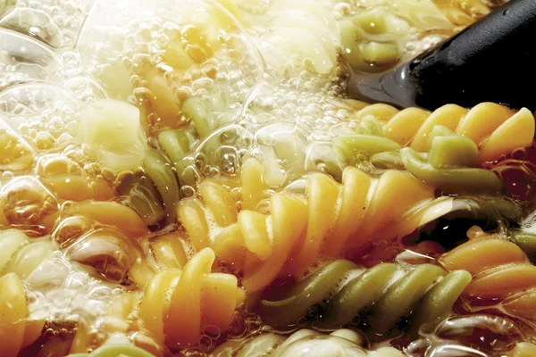 Spiraal pasta in kokend heet water — Stockfoto