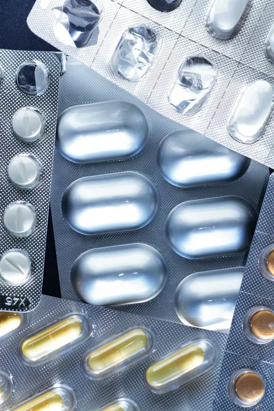 Läkemedel i sina behållare — Stockfoto