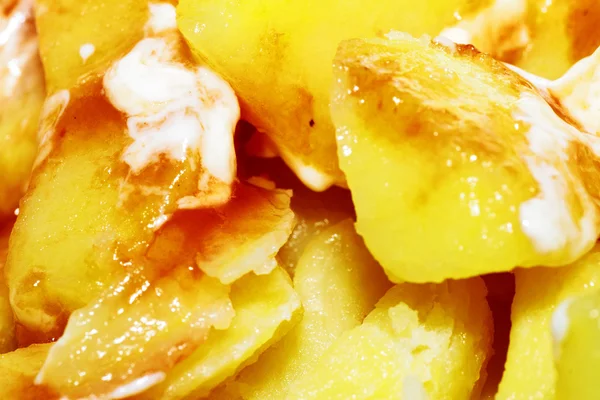Kartoffeln mit scharfer Soße und Mayonnaise — Stockfoto