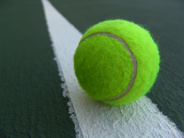 Ярко-зелёный теннисный мяч — стоковое фото