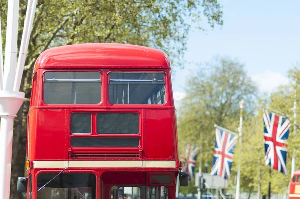 Знаменитые красные автобусы Лондона — стоковое фото