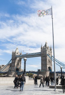 London, İngiltere - 30 Nisan: tower bridge içinde bac ile Olimpiyat bayrağı