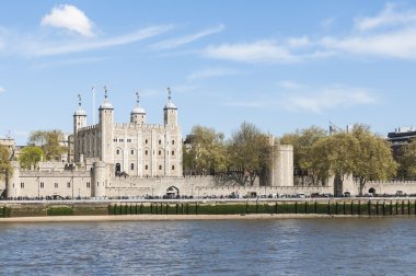 London, İngiltere - 30 Nisan: Londra Kulesi, Thames Nehri görüldü