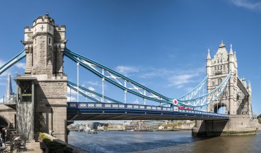 London, İngiltere - 30 Nisan: tower Köprüsü'nün panoramik çekim. 30 Nisan,