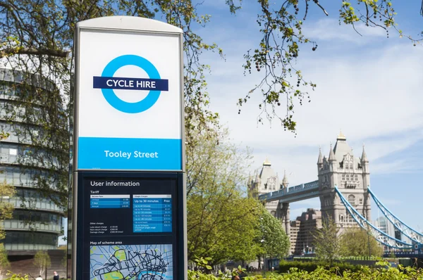 LONDRES, ROYAUME-UNI - 30 AVRIL : Un panneau de location de vélos avec Tower Bridge — Photo