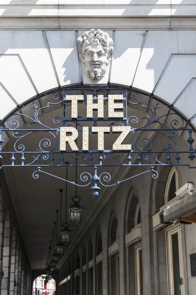 LONDRES, ROYAUME-UNI - 30 AVRIL : Détails de l'entrée de l'hôtel Ritz. Avril — Photo