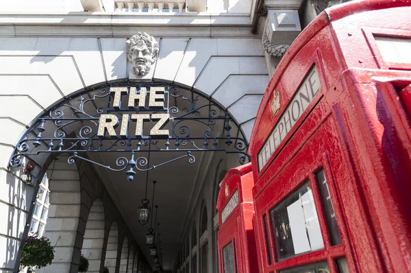 London, Verenigd Koninkrijk - 30 april: details van de ingang van het ritz hotel, met — Stockfoto